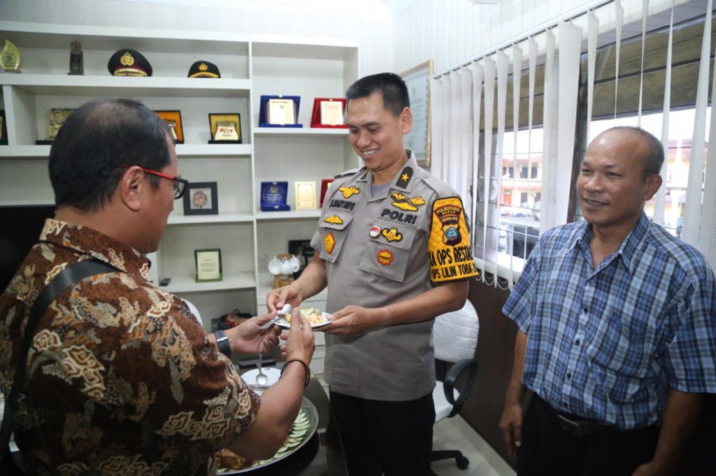 Brigjen Dadang dan AKBP Raphael Diberi Kejutan dari Jurnalis