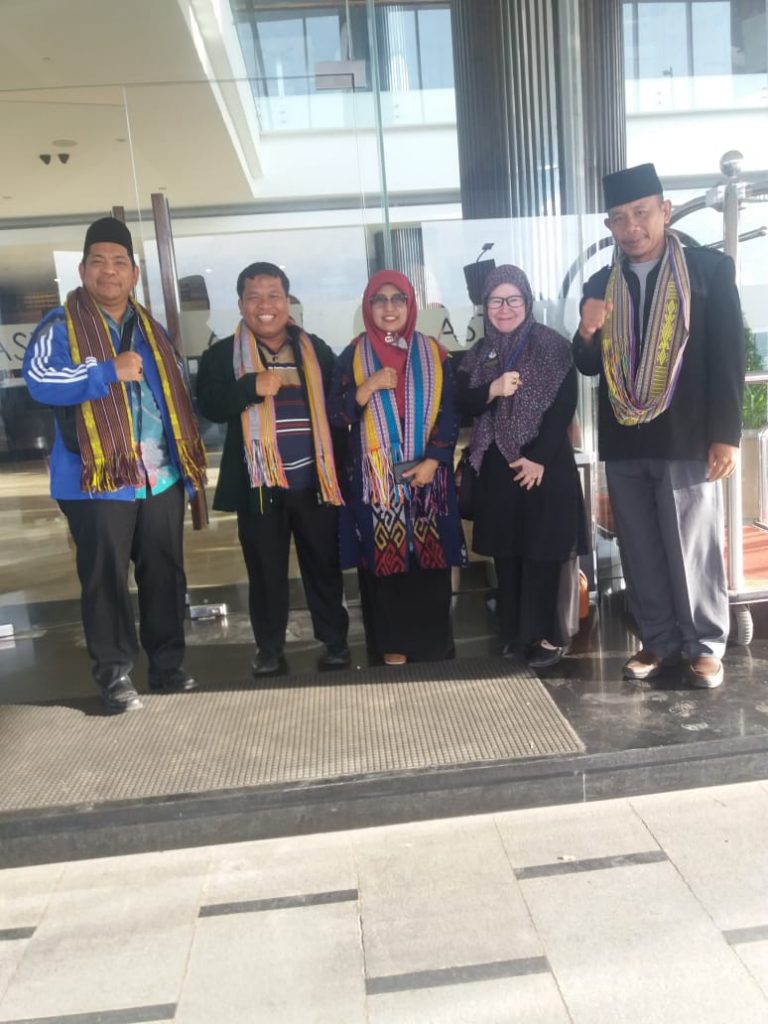 Tokoh Masyarakat Kupang Beri Penghargaan Tokoh Moderasi Beragama pada Rektor UINSU