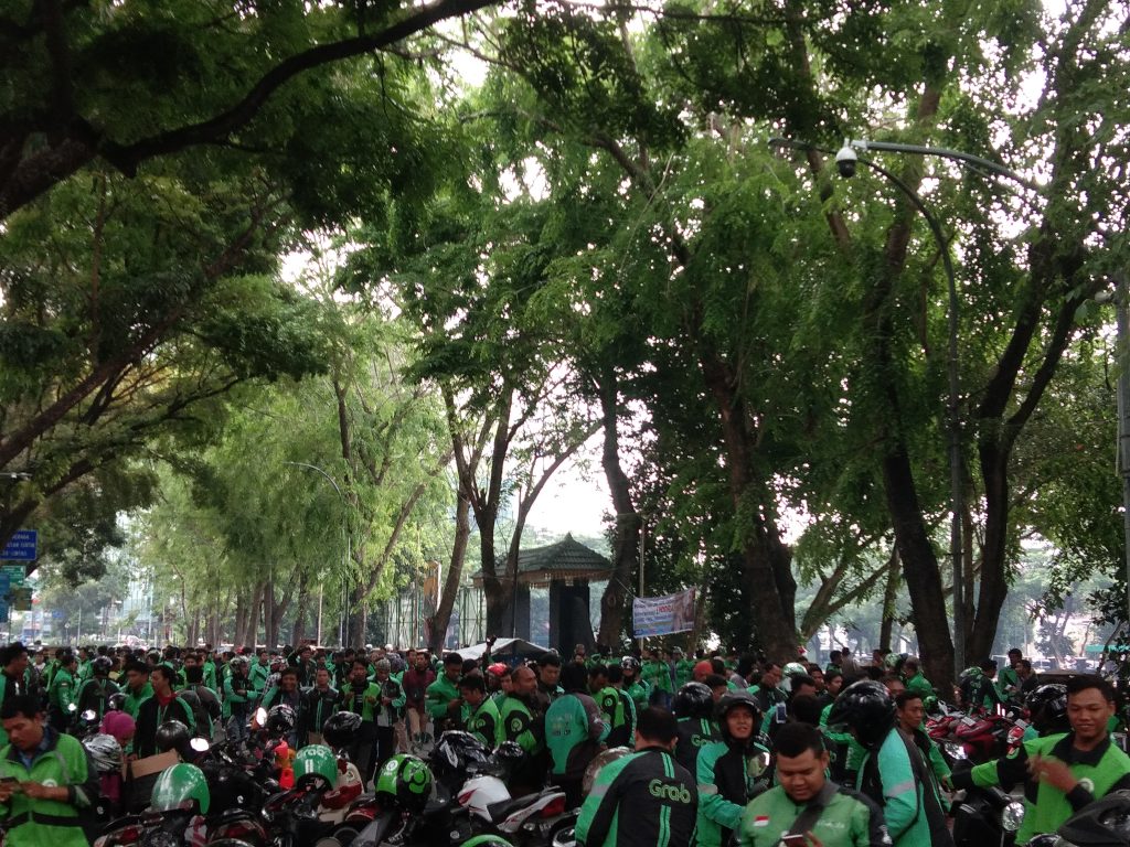 Ratusan Driver Ojol Demo di DPRD Sumut Tolak Penghapusan Ojol