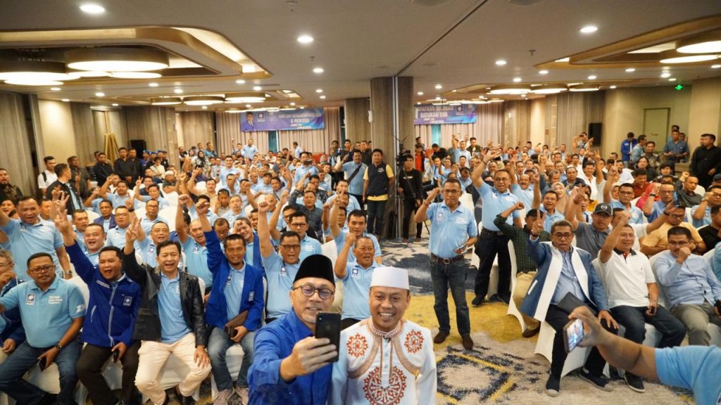 Ratusan Pendukung Zulkifli Hasan Masih Bertahan di Makassar