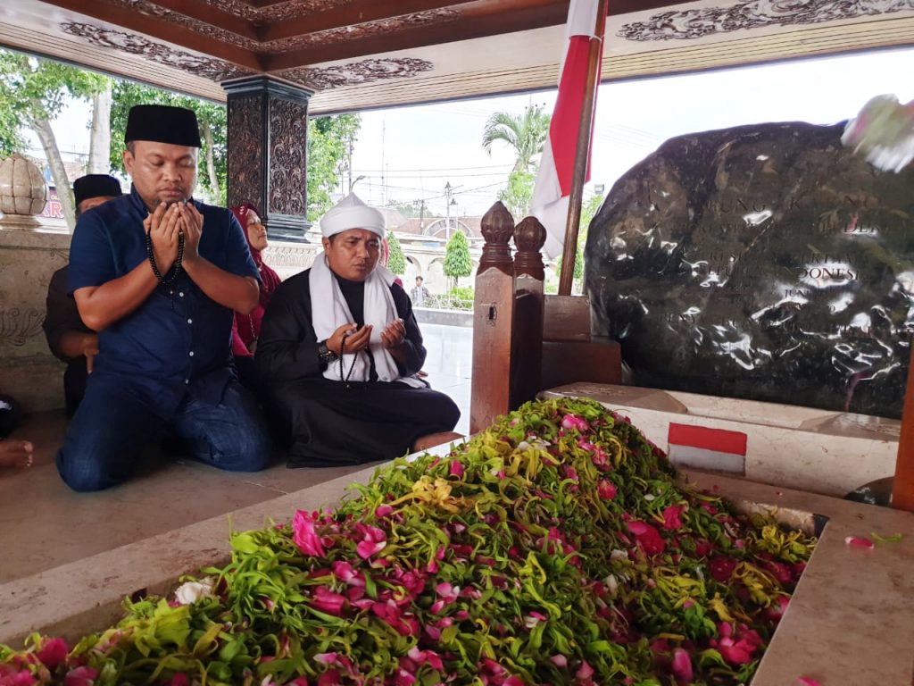 Tuan Guru Batak (TGB) Ziarah ke Makam Bung Karno di Blitar