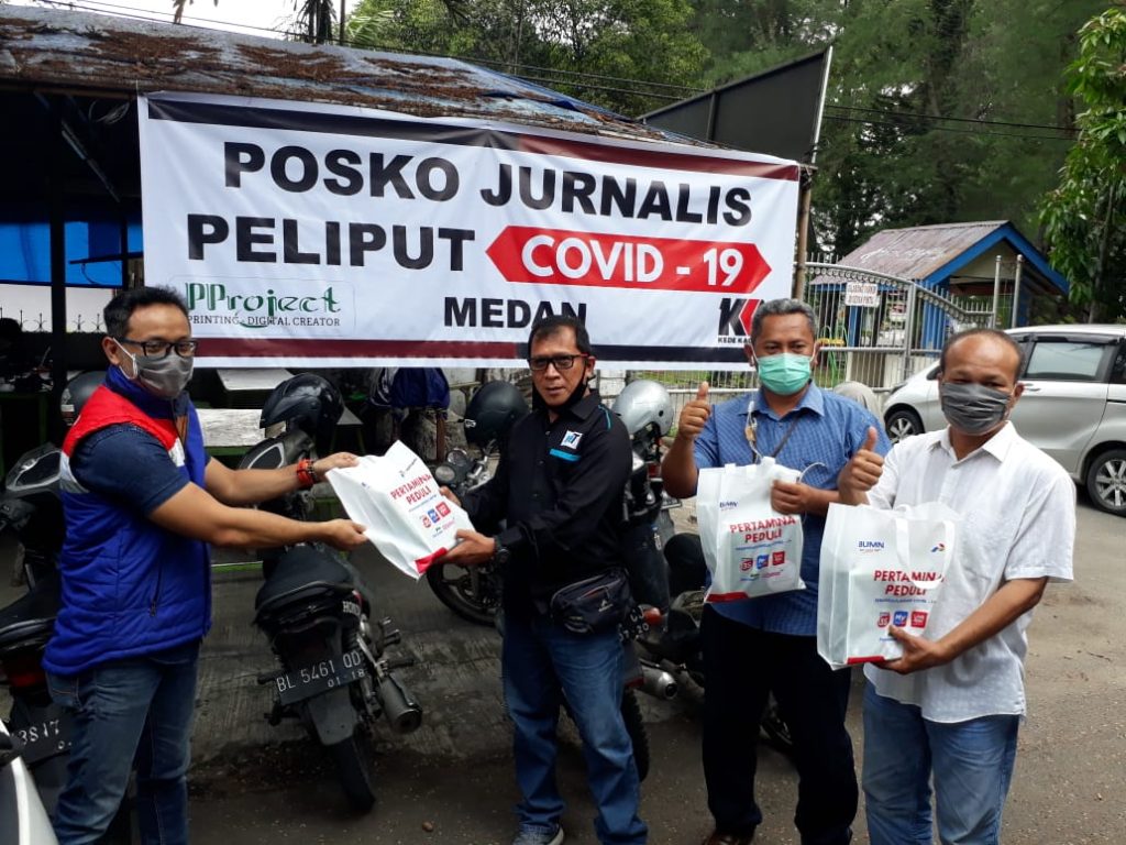 Pertamina Peduli Datangi Posko Jurnalis Peliput Covid-19 Beri Bantuan