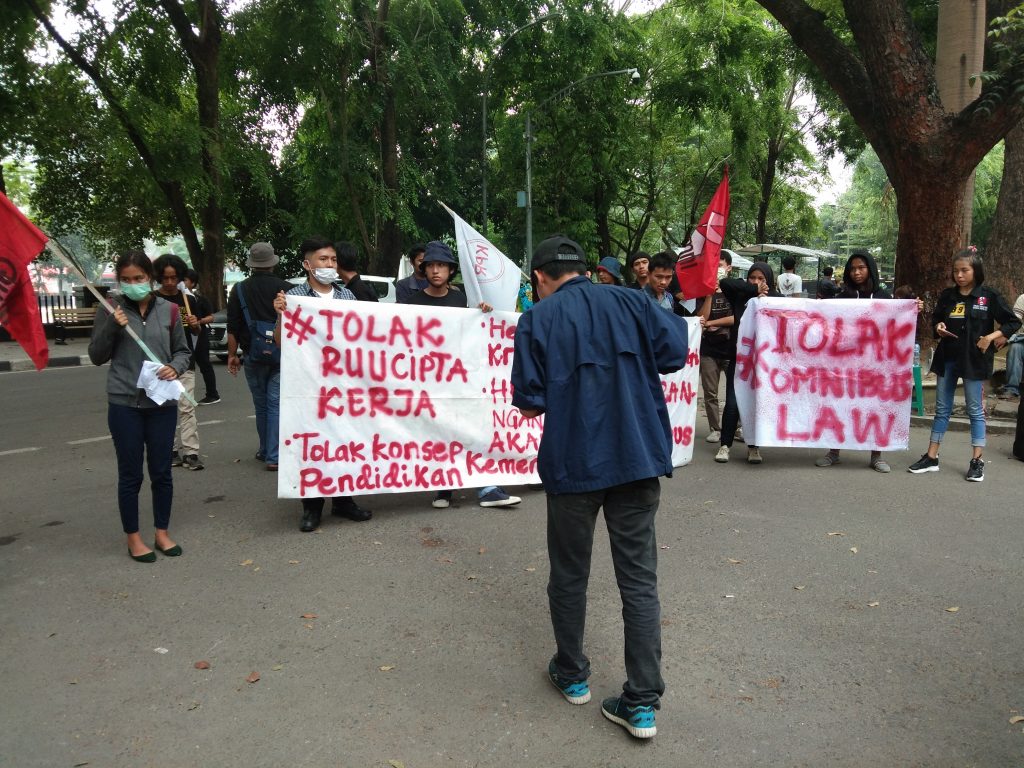 Puluhan Massa Demo Tolak Omnibus Law di DPRD Sumut