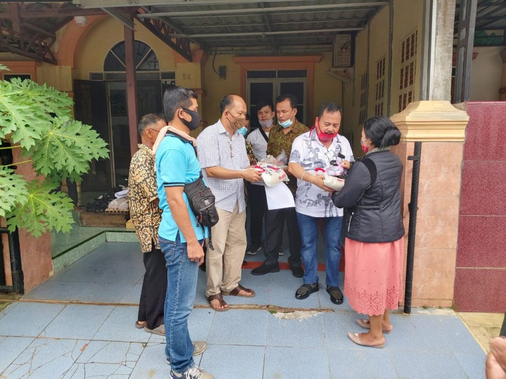 Beri Bantuan Sembako, Budieli Laia Minta Pemerintah Perhatikan Warga Nias Diperantauan