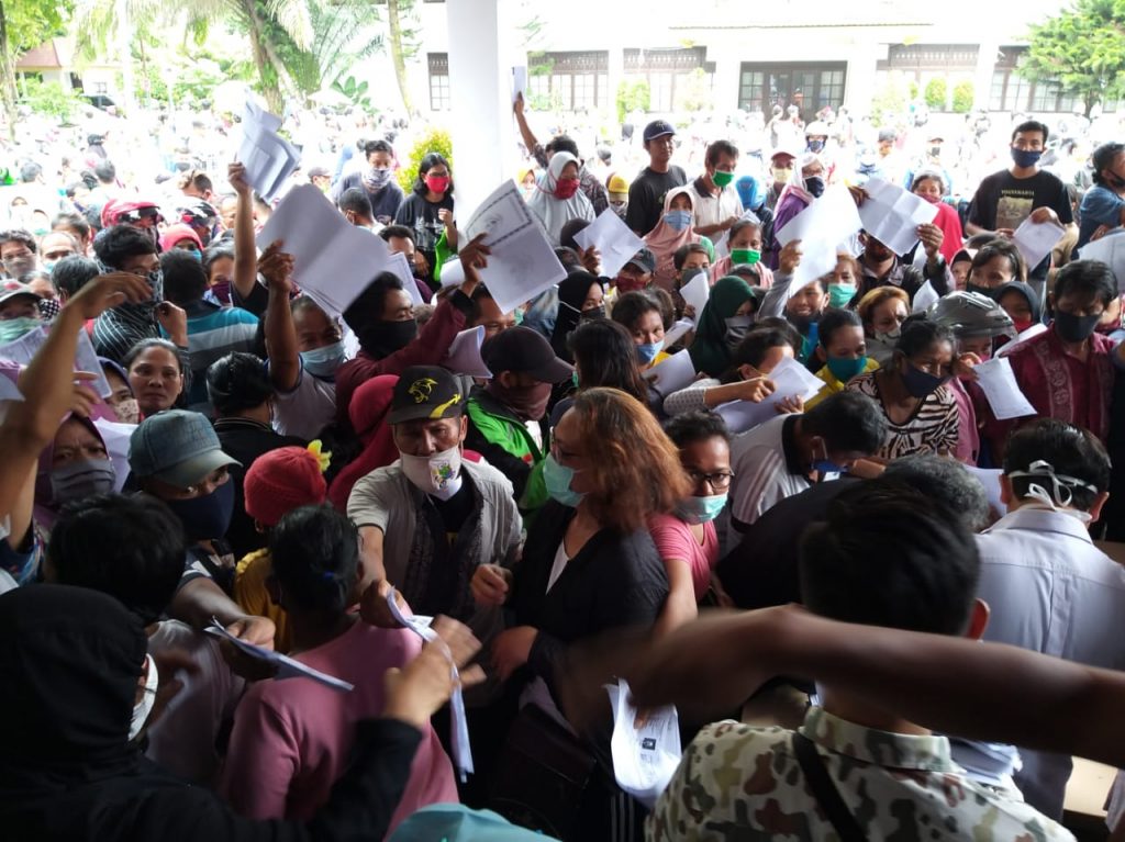 Resah Tak Terdaftar Penerima BST, Ratusan Warga Serbu Kantor Dinsos Medan