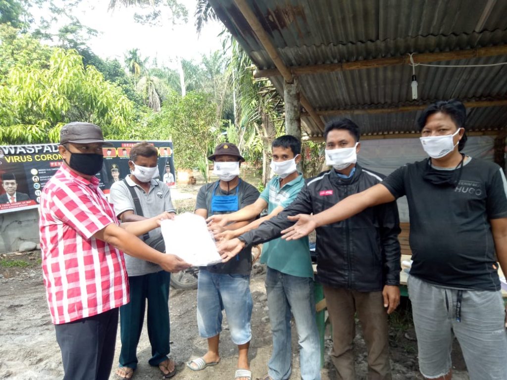 Tinjau Posko Covid-19 Tinokkah, Delpin Barus Salurkan APD Bantuan PMS