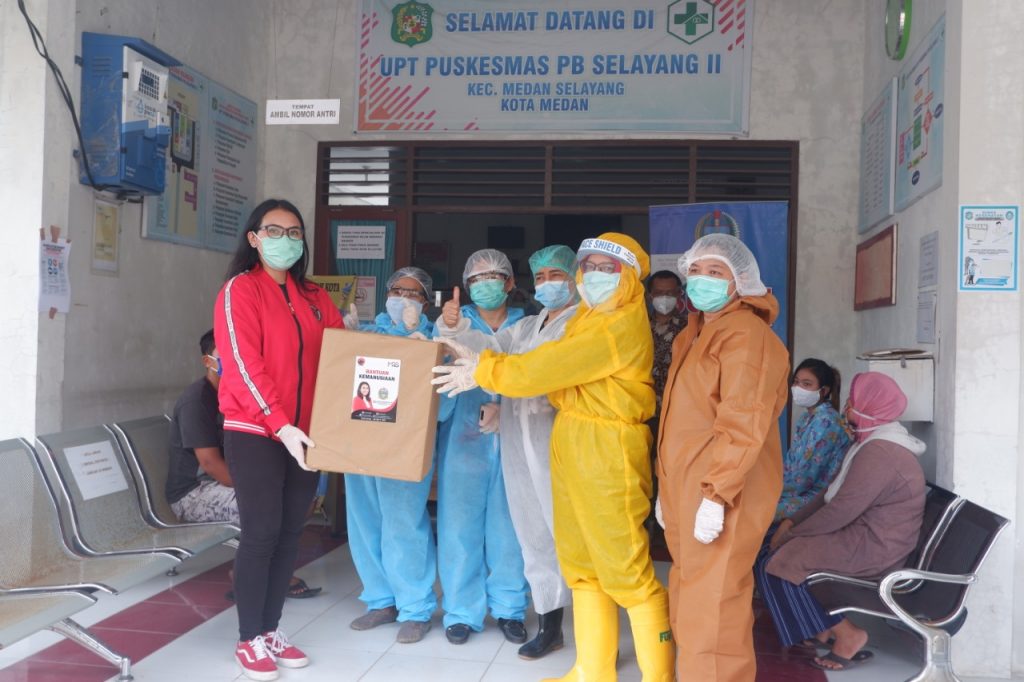 Gotong Royong Kemanusian Lawan Covid-19, Meryl Saragih Bagikan Sembako dan APD