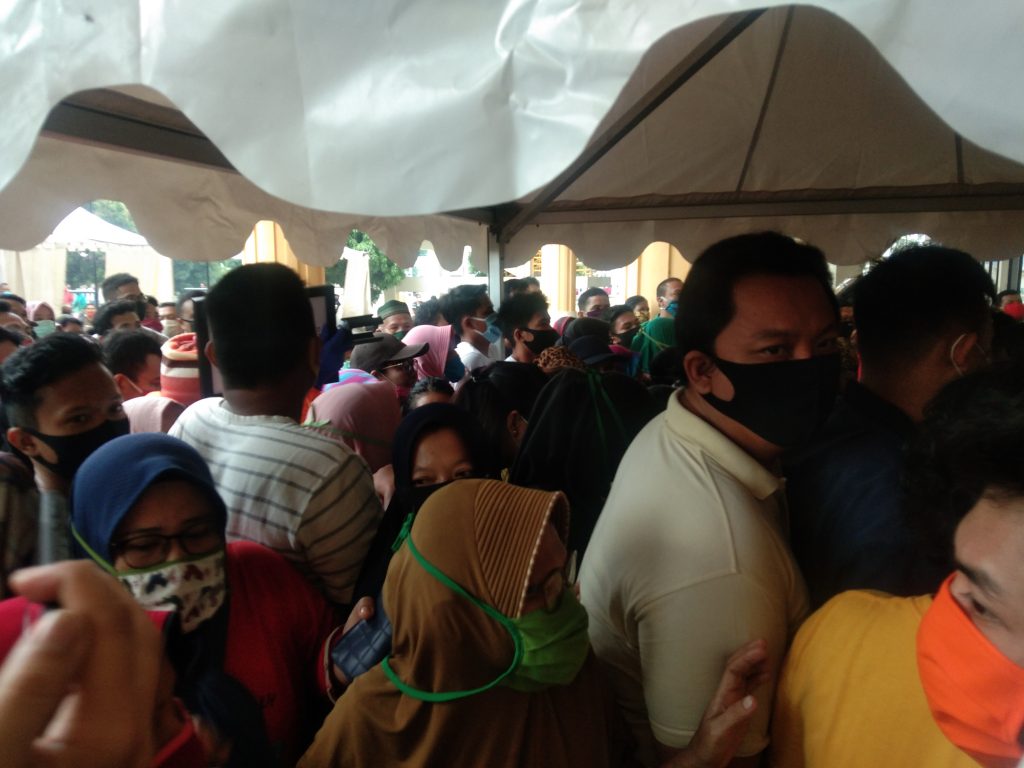 Pasar Murah Pemprovsu ‘Amburadul’, Ribuan Warga Disuruh Antri dan Berdesakan