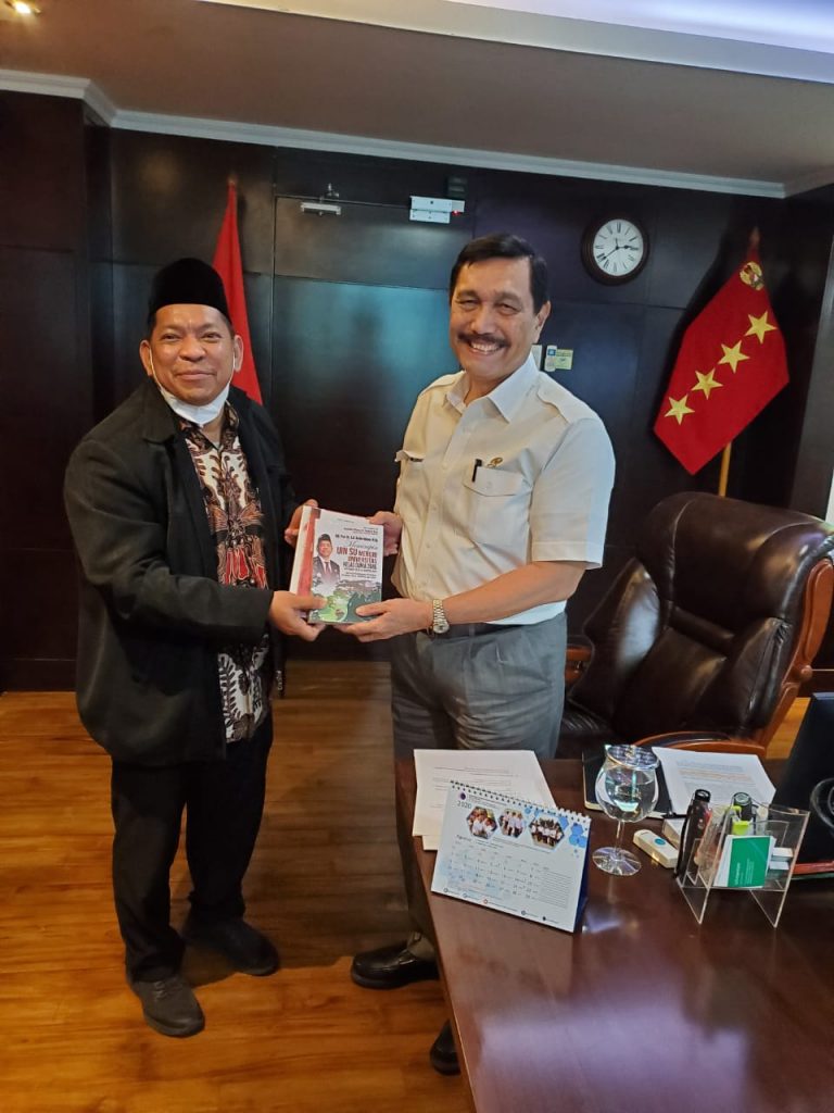Menko Maritim Terima Buku 4 Tahun Kepemimpinan Rektor UINSU