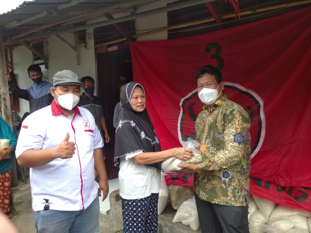 Peduli Rakyat, TMP dan DPD PDI Perjuangan Sumut Gelar Bansos