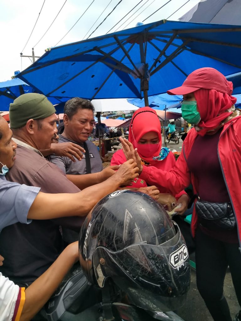 PDI Perjuangan Sumut Blusukan ke Dua Pasar Besar Sosialisasikan Bobby – Aulia