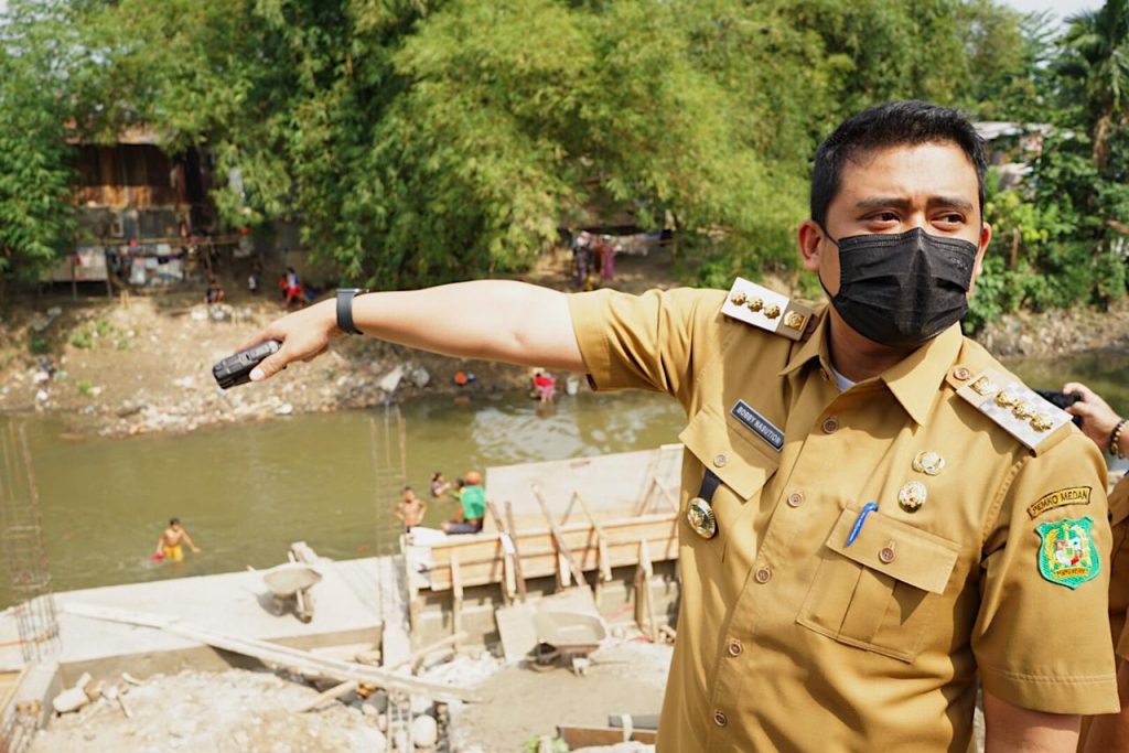 Sebabkan Penyempitan Sungai Deli, Bobby Nasution Perintahkan Pembangunan Bronjong Perumahan Taman Polonia Dihentikan