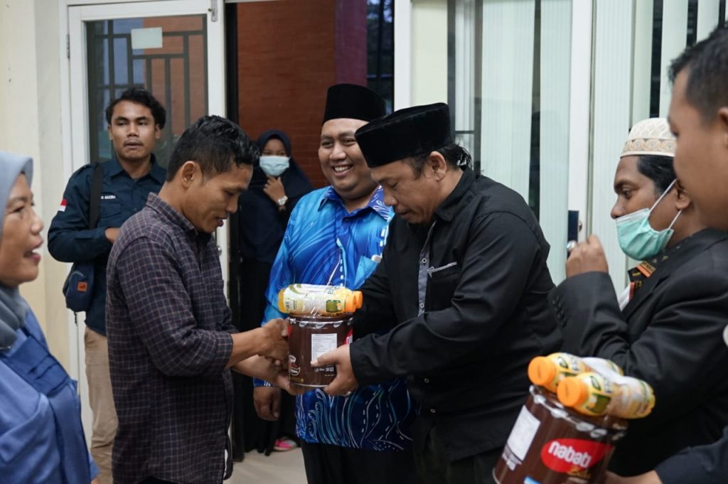 Prodi Ilmu Komunikasi UINSU Santuni Yatim Piatu dan Cleaning Service