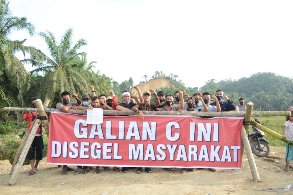 Tak Bertanggungjawab Perbaiki Jalan, Warga Segel Galian C PT APPP di Padang Tualang