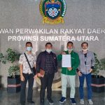 Mahasiswa dari AMPK Sumut menunjukkan surat yang mereka sampaikan ke fraksi-fraksi DPRD Sumut meminta penggunaan Hak Interplasi terkait kenaikan harga BBM di Sumut.