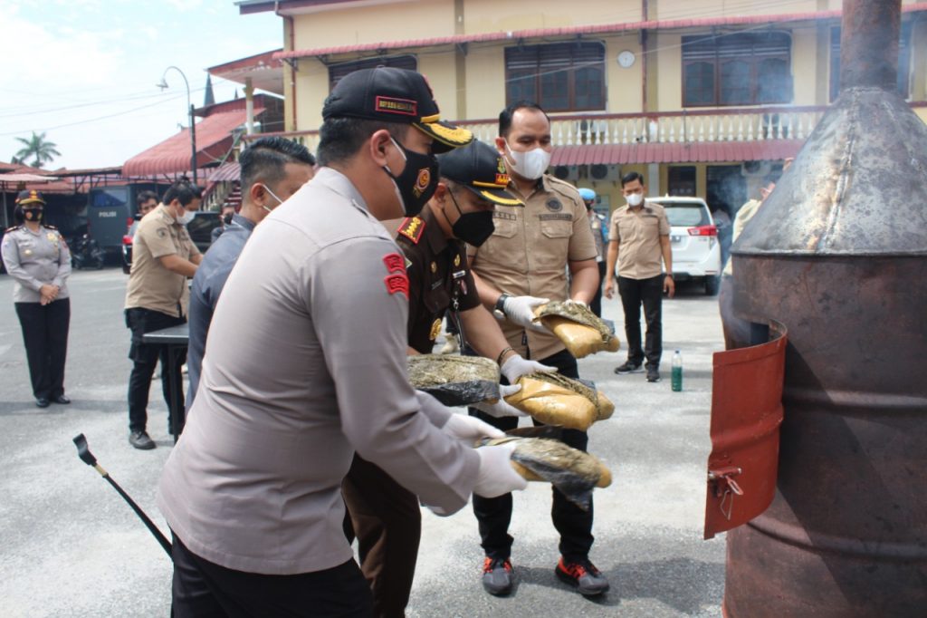 Polres Pematangsiantar Musnahkan Barang Bukti Ganja
