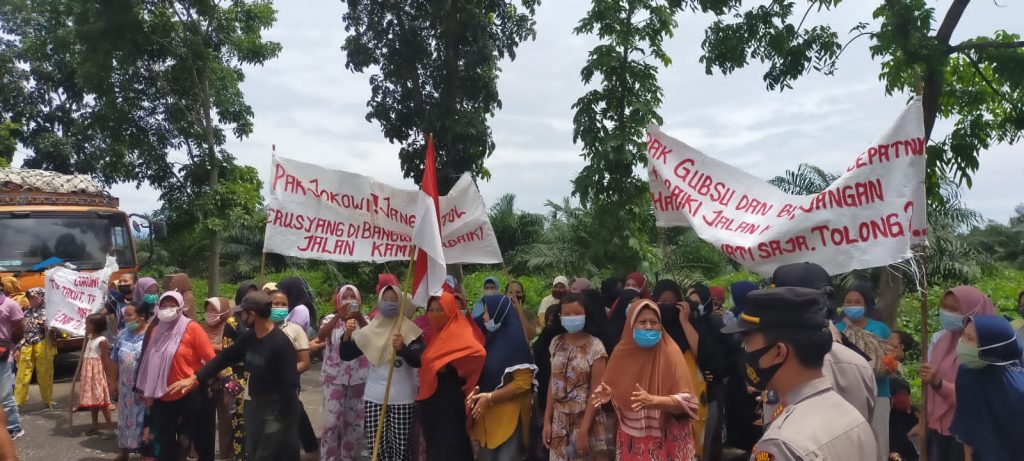 Emak-emak Blokir Akses Jalan ke Lokasi Wisata Bukit Lawang