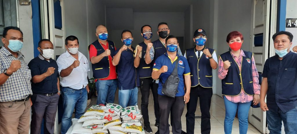 Gandeng SPRI Sumut, Komunitas Indonesia Tionghoa Serahkan Paket Sembako ke Wartawan