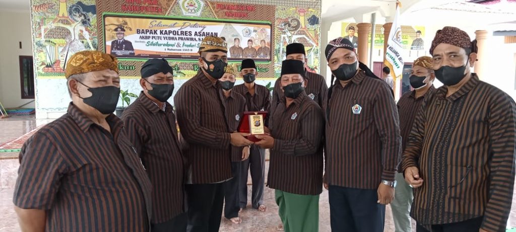 Kapolres Asahan Dinobatkan Sebagi Warga Kehormatan Pujakesuma