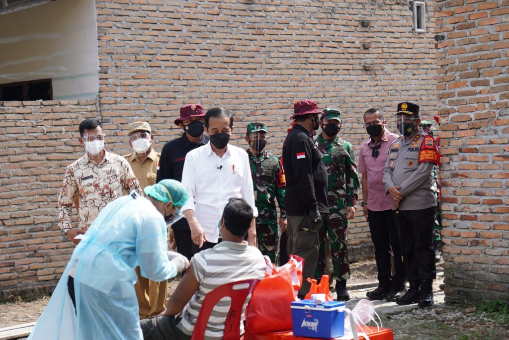 Tinjau Vaksinasi Door-to-Door di Deliserdang, Presiden Jokowi Ajak Masyarakat Ikut Vaksinasi dan Patuhi Prokes