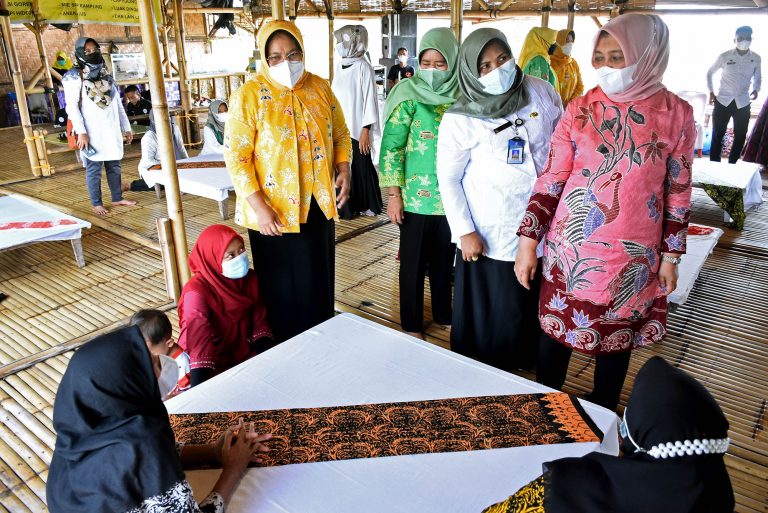 Batik Asal Desa Pematang Johar Berpotensi Jadi Produk Unggulan Daerah
