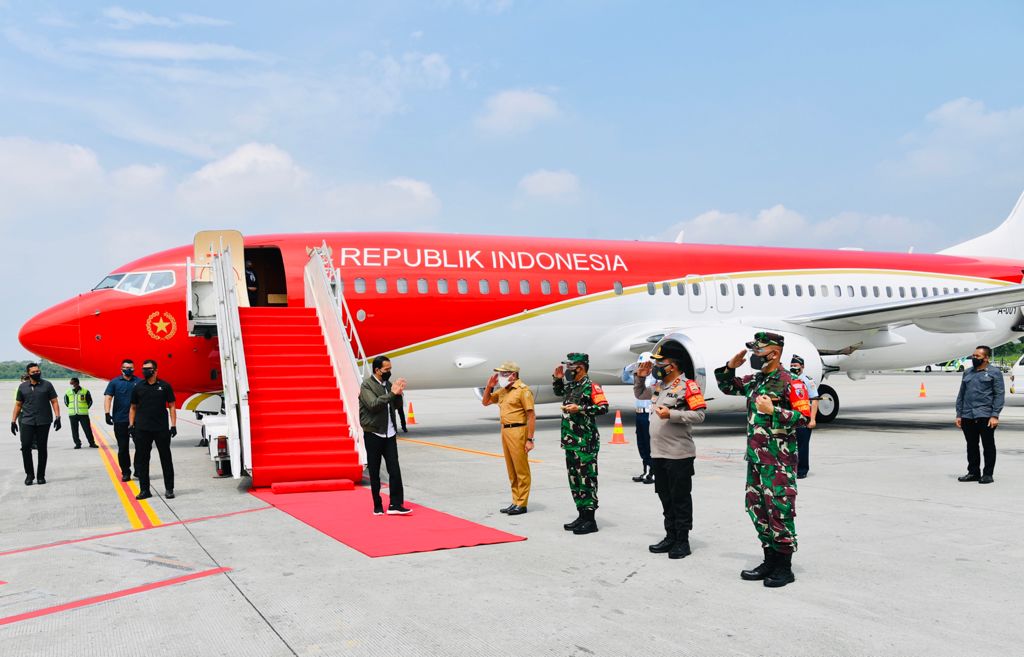 Tiba di Bandara Kualanamu, Presiden Jokowi Tinjau Vaksinasi di Sumut