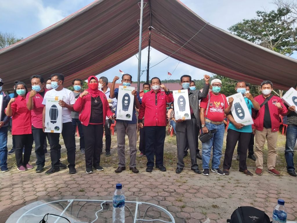 DPD PDI Perjuangan dan TMP Bantu Lampu Solarcell di Samosir