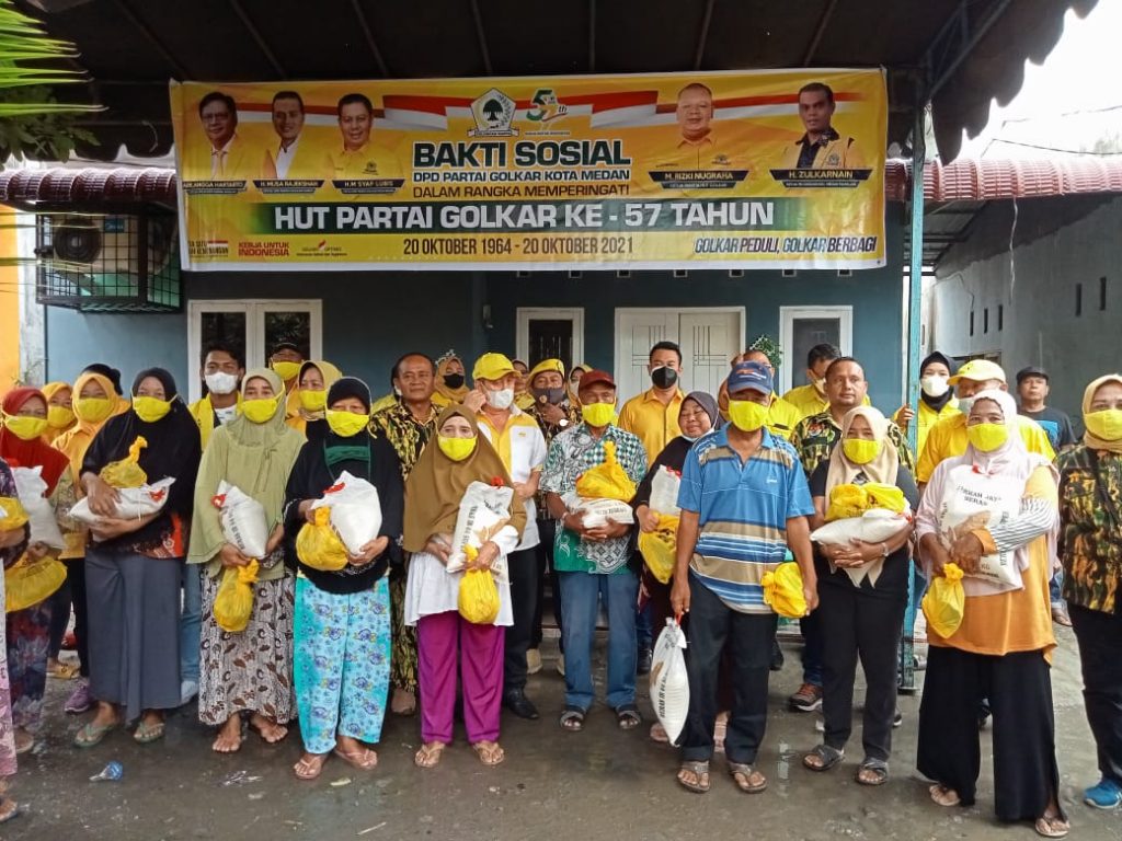 Ditengah Guyuran Hujan, Partai Golkar Berbagi Sembako ke Masyarakat Medan Marelan