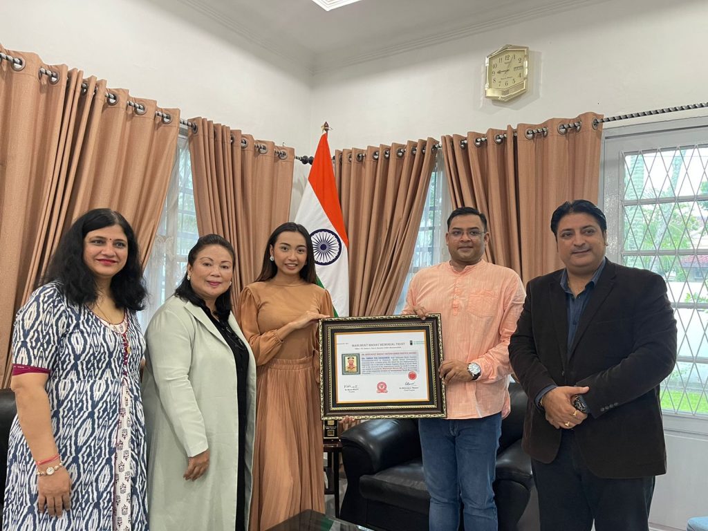 Putri Lingkungan Sumut 2016, Sarah Pia Desideria Terima Penghargaan ‘Dr Manumukt Manav Award’ dari India