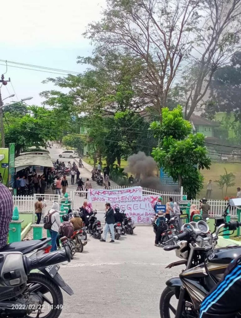 Mahasiswa Tutup Kampus UINSU, Protes Praktik Kapitalis Berkedok Agamis