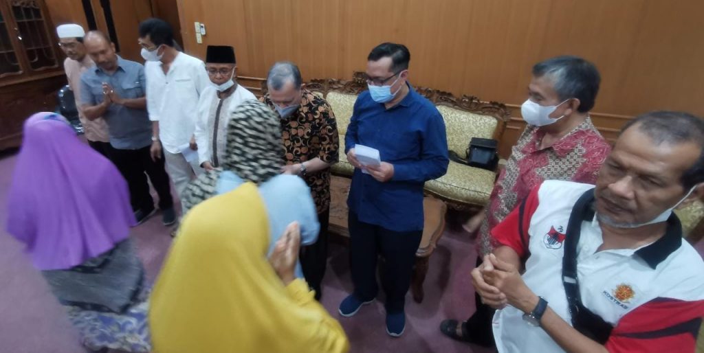 Ketua Yayasan UISU Serahkan Tali Asih kepada Warga Seputaran Kampus