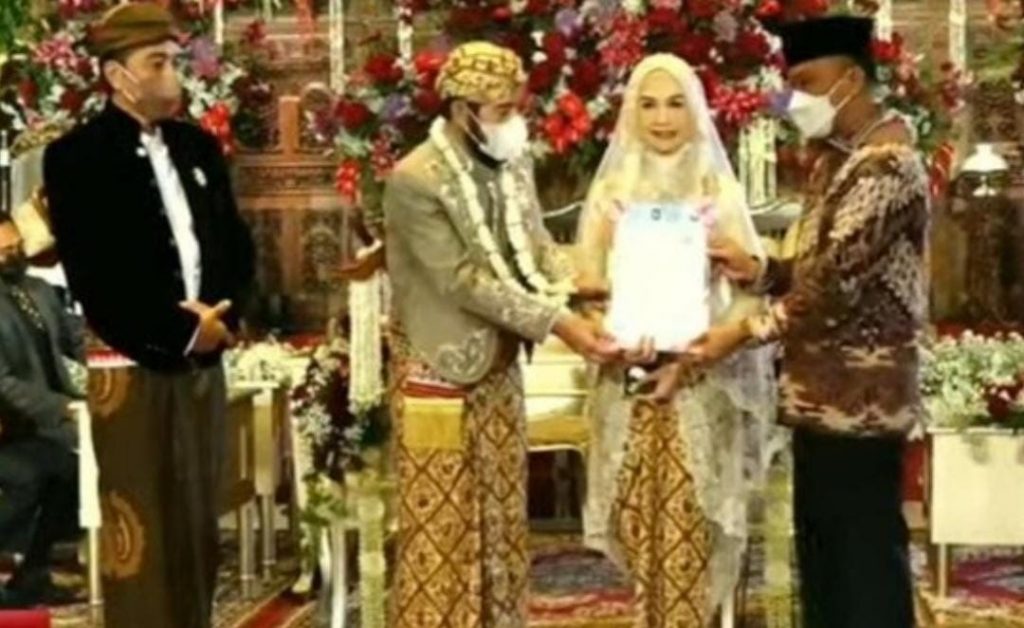Syah, Usai Menikah Ketua MK Anwar Usman – Idayati Dapat KTP EL Baru