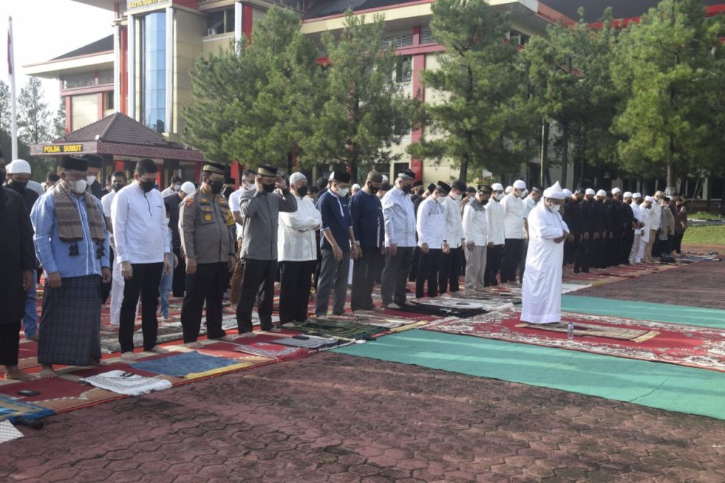 Imam dan Khatib Salat Id di Mapolda Sumut, Tuan Guru Batak Bangga Polda Komitmen Bantu Kaum Dhuafa