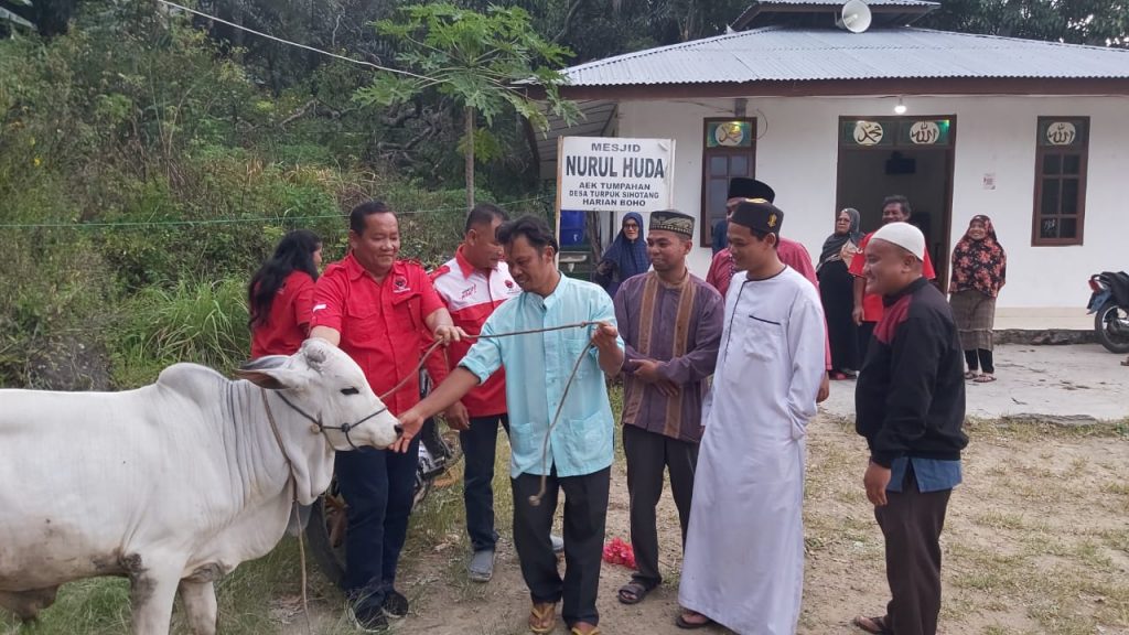 DPD PDIP Sumut Road Show Idul Adha Bagikan Hewan Kurban dan Komputer