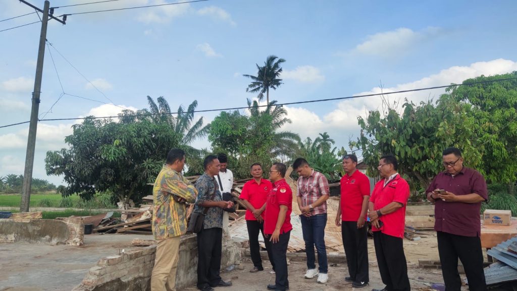 Desa Bakaran Batu Tertimpa Bencana Puting Beliung, PDI Perjuangan Beri Bantuan