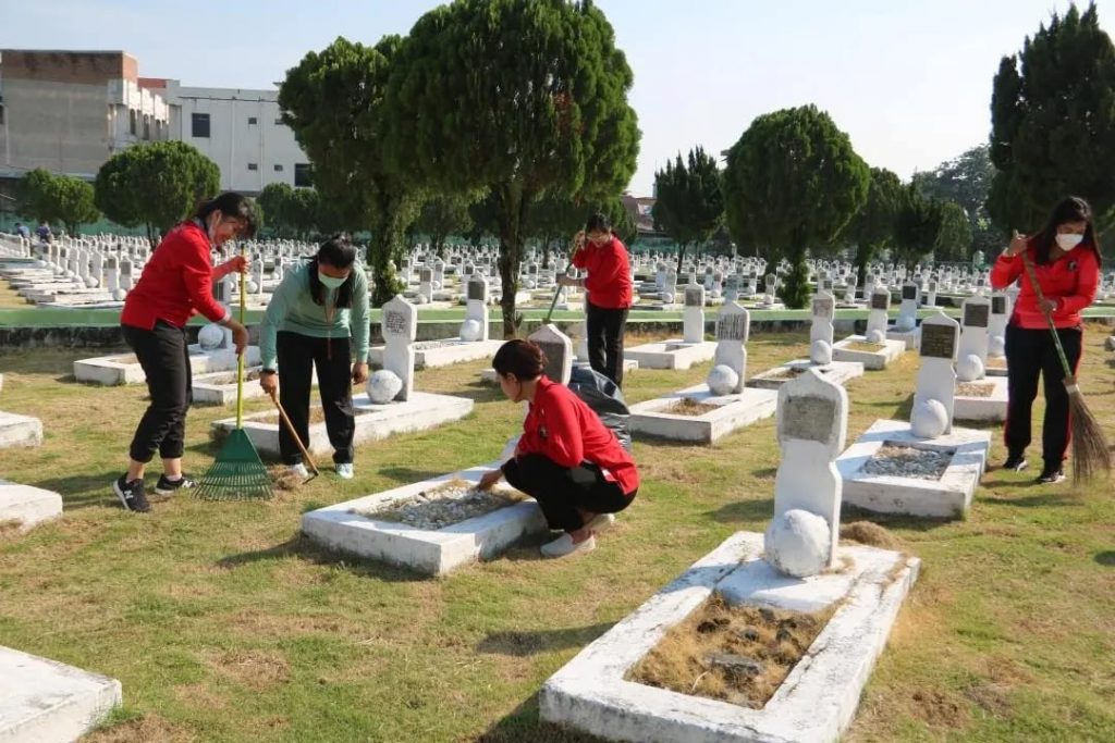 Peringati HDKD ke 77, Kanwil Kemenkumham Sumut Bersihkan Makam Pahlawan