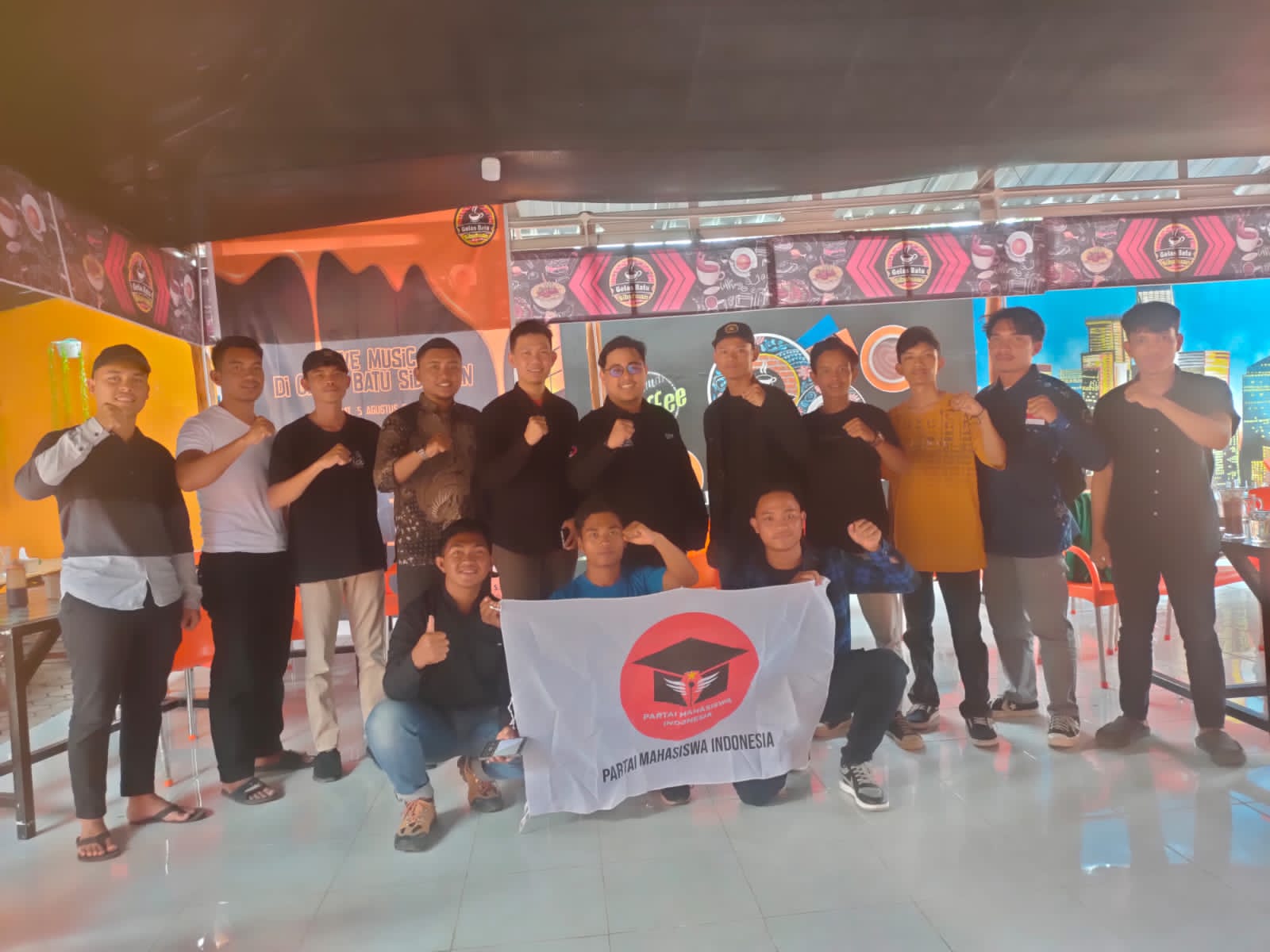 Sekjen dan Waketum DPP PMI berfoto bersama jajaran pengurus DPC PMI Padang Lawas.