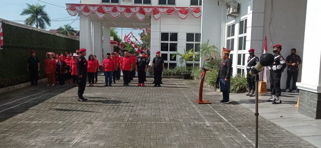 Meriahkan HUT RI ke 77, Rapidin Simbolon Ikut Lomba Kelereng