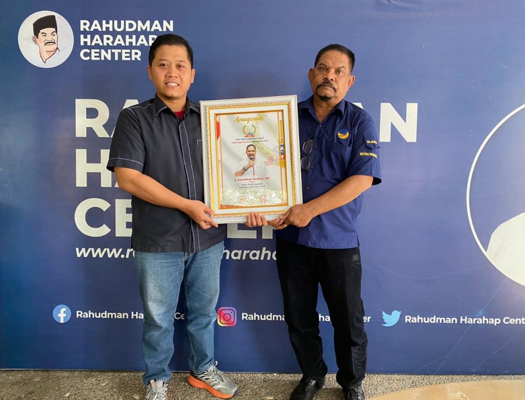 Sekretaris DPD PWRI Sumut Serahkan Piagam Anugerah Tokoh Politik Inspiratif pada Rahudman Harahap