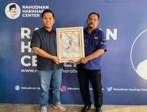 Sekretaris DPD PWRI Sumut Serahkan Piagam Anugerah Tokoh Politik Inspiratif pada Rahudman Harahap