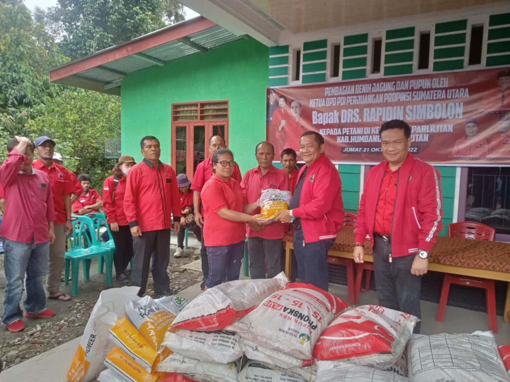 PDI Perjuangan Sumut Kembali Bagikan Bibit dan Pupuk, Kali ini ke Petani Humbahas