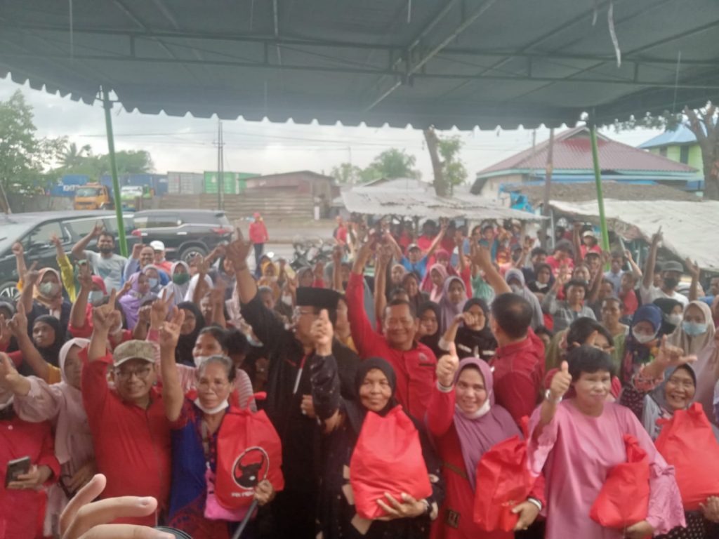 Di Medan, PDI Perjuangan Salurkan 1500 Paket Sembako ke Wong Cilik