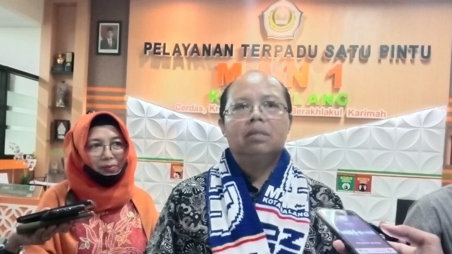 Alih status madrasah