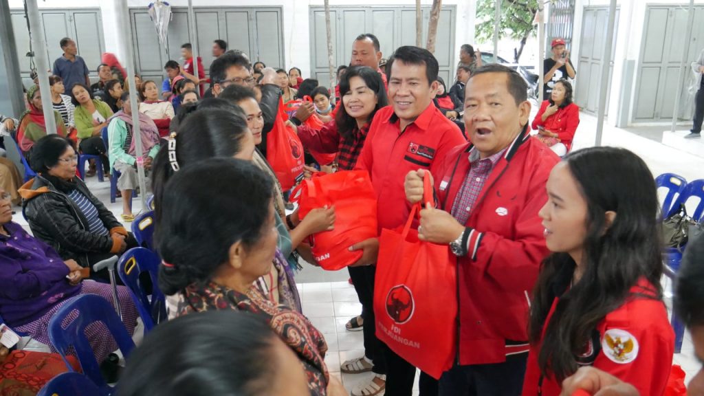 PDIP Menyapa! Rapidin Simbolon Bagikan 1000 Paket Sembako di Toba