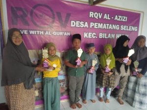 Penggiat Sosial Ferdy Sembiring Berikan Piala Kepada Para Tahfidz Qur’an RQV Al Azizi Pematang Seleng