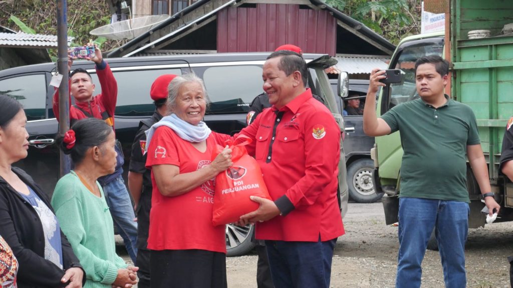 Kelilingi Pulau Nias, PDIP Sumut Salurkan Tali Asih 35 Ton Sembako ke Masyarakat