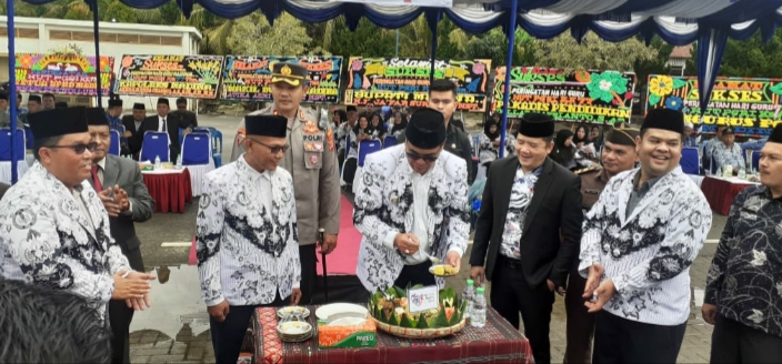 Potong tumpeng