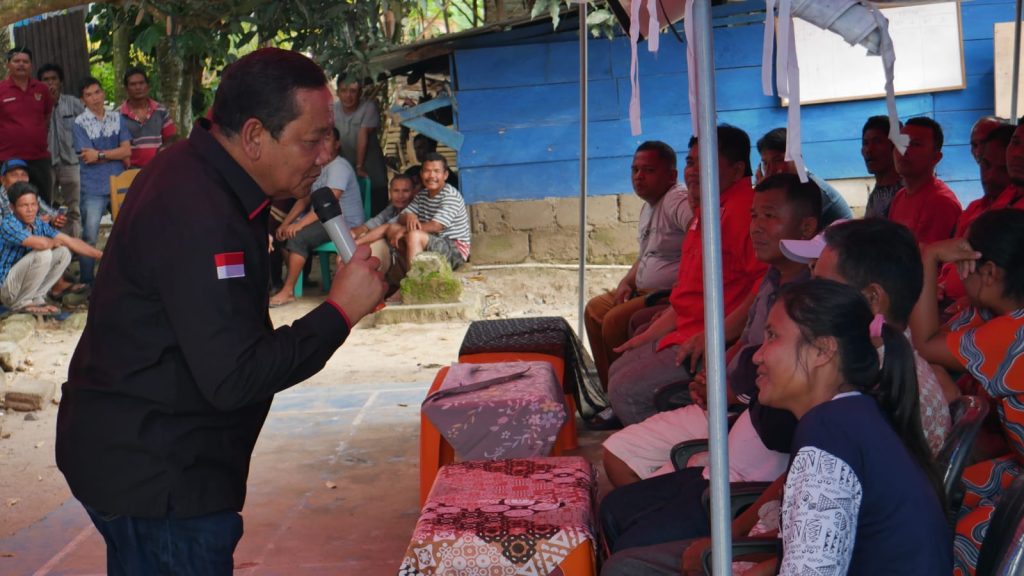 Rapidin Simbolon Kunjungi Korban Tanah Longsor di Barus