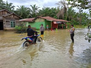 Personil Subsektor Sinunukan Himbau Masyarakat Waspada Banjir
