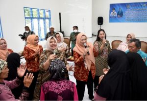 Di Hari Ibu, Nawal Bernyanyi dan Bergembira Bersama Lansia
